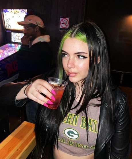 オイルを塗った巨乳オンリーファンズ 美しいヌード 画像