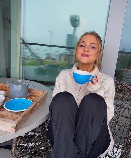 Anne Winters スター ヌード 画像