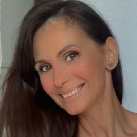 年配の熟女オンリーファンズ セクシーヌード 画像