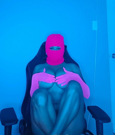 pink lucy プロフィール写真