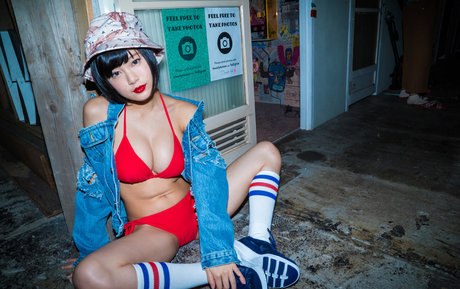 バン・オンリーファンズ ポルノグラフィック 写真