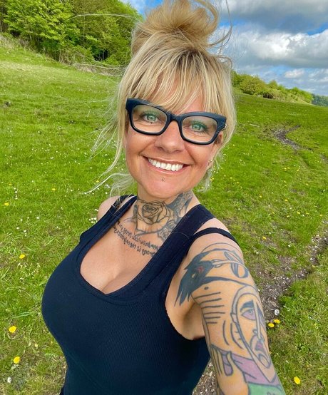 フィットネスコーチオンリーファンズ ポルノグラフィック 画像