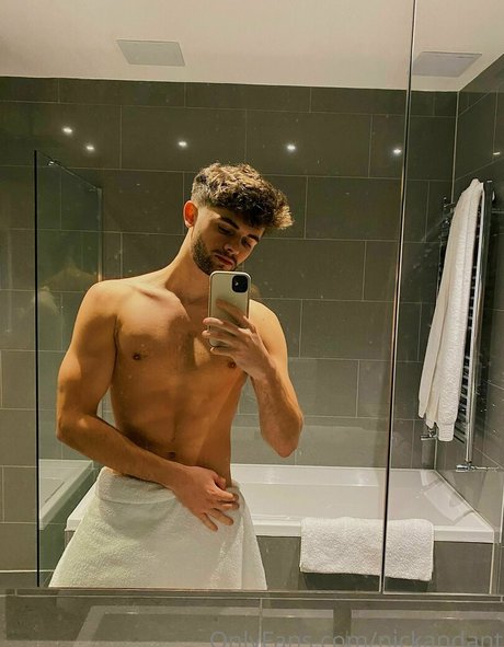 裸のアジア人オンリーファンズ ホット アーカイブ