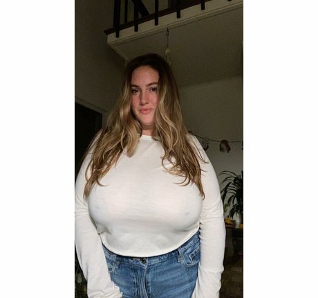 巨乳カップルオンリーファンズ 美しいヌード 写真