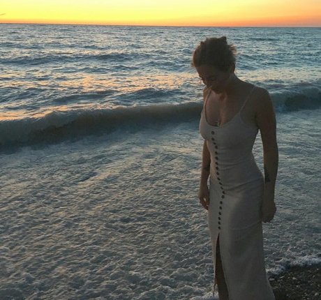 妊娠中のオンリーファンズ ホットヌード 画像