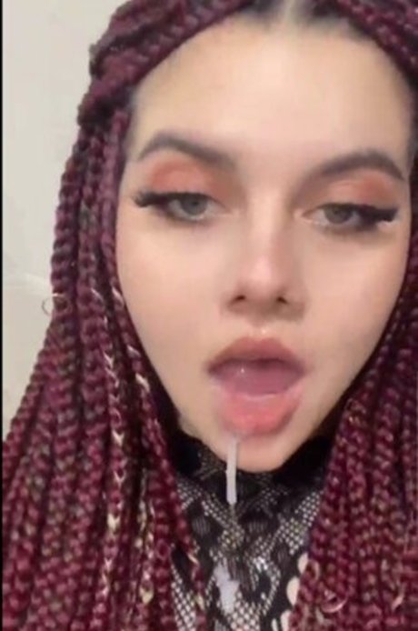 ストラップオンオンリーファンズ セックス 写真