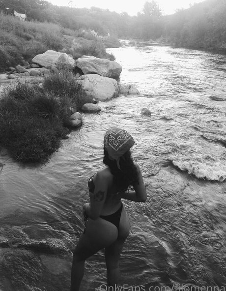 ストリップショー オンリーファンズ ホットセクシー 写真