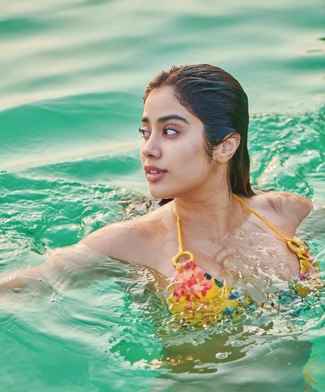 Janhvi Kapoor アートモデル 画像