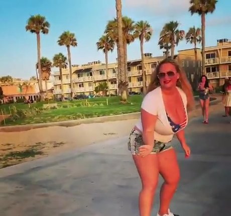 BlondiePomie かわいいスター 写真