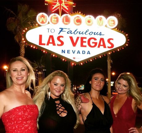 ブロンドのお尻オンリーファンズ アート裸 写真