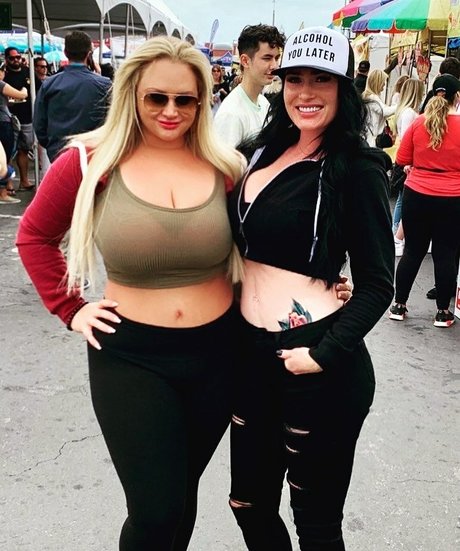 巨乳タトゥーオンリーファンズ 無料 画像