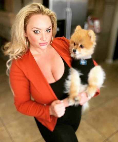 BlondiePomie 裸のスター 写真