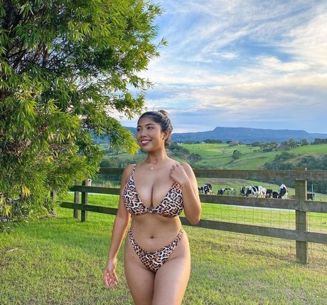 かわいいブロンドのオンリーファンズ セクシー裸 写真