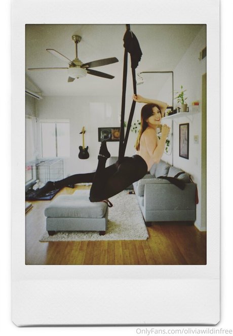 巨乳ストリップオンリーファンズ 無料ヌード 写真