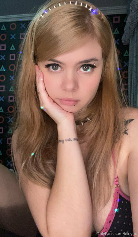 ぽっちゃりブロンドのオンリーファンズ セクシー 画像