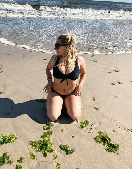 足を舐めるオンリーファンズ 美しい裸 画像