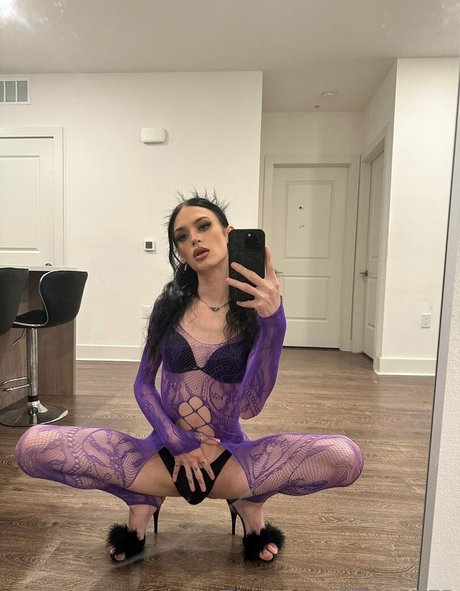 バン・オンリーファンズ エロ 写真