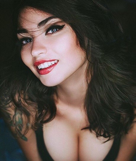 Nastya Polyakova ポルノスター パーフェクト 写真