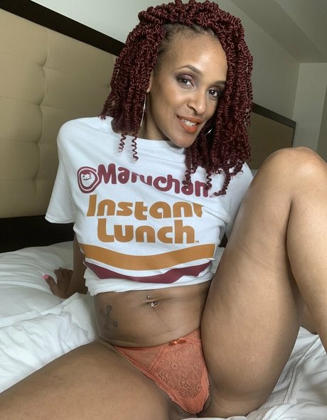 金髪の筋肉オンリーファンズ セクシー 写真