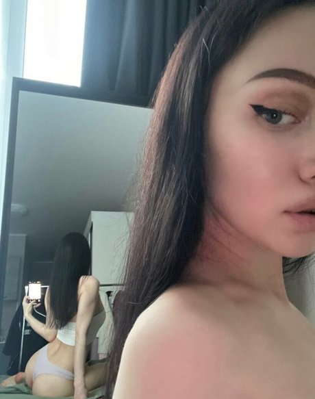 girlwalkingonfire アダルトモデル 画像