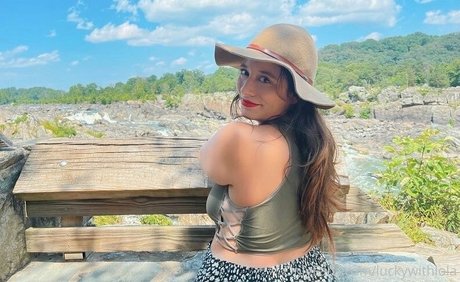 小さいチンポのシーメールオンリーファンズ セクシー裸 写真