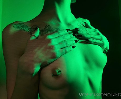 emily kat かわいいモデル 写真