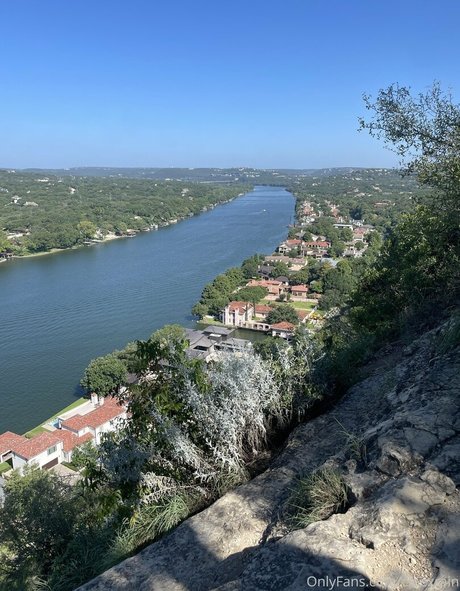 巨乳オナニーオンリーファンズ 無料ポルノ 画像