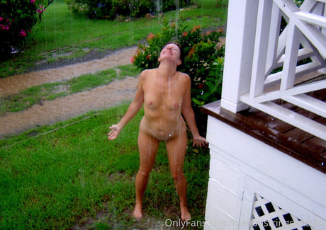 乳首 オンリーファンズ 無料セックス 写真