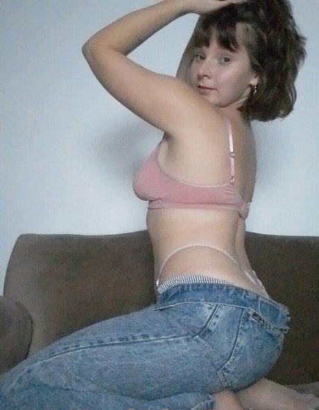 小さなおっぱいオンリーファンズ アートヌード 写真