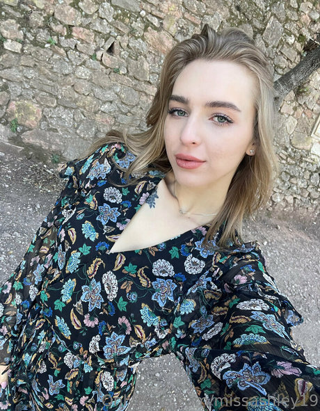 ぽっちゃりブロンドのオンリーファンズ ヌード アーカイブ