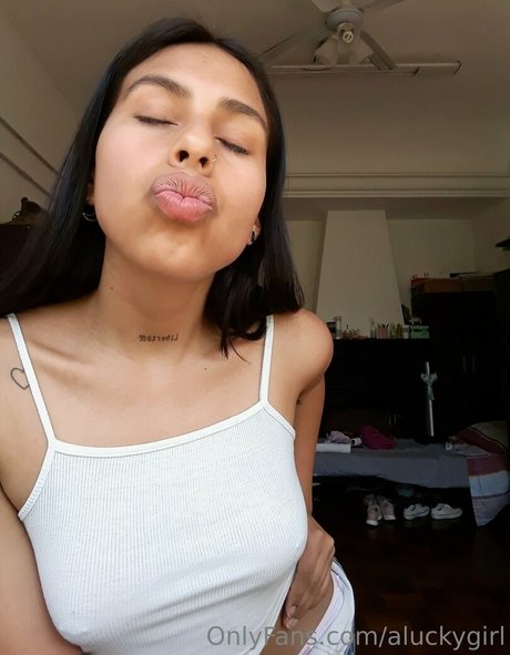 巨乳タトゥーオンリーファンズ ホット裸 写真