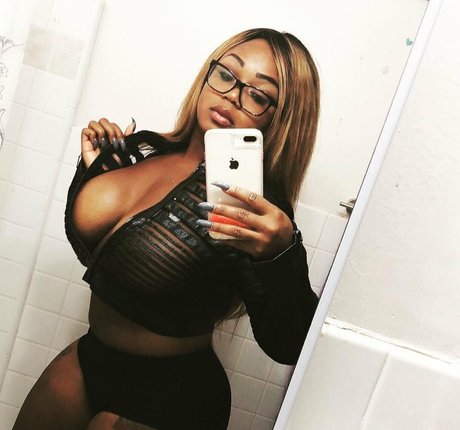 巨大ディルドオンリーファンズ 無料エロ 画像