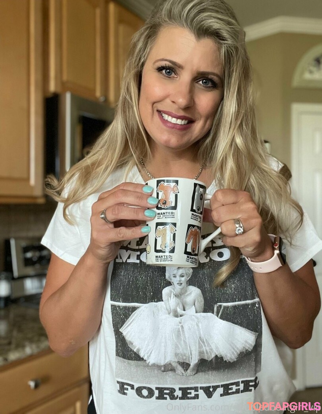 ぽっちゃりブロンドのオンリーファンズ 無料裸 画像