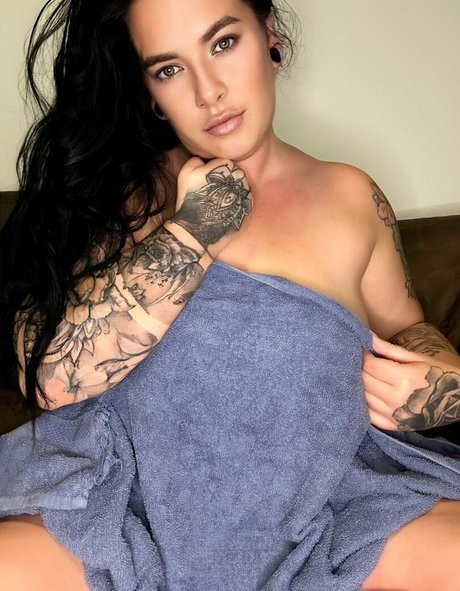 巨乳タトゥーオンリーファンズ ホットセクシー 写真