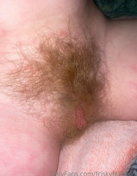 小さなおっぱいオンリーファンズ セクシーヌード 写真