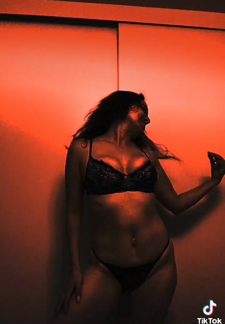 brunette beauty86 ポルノモデル 写真