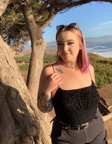 尖ったおっぱいオンリーファンズ セクシー ギャラリー