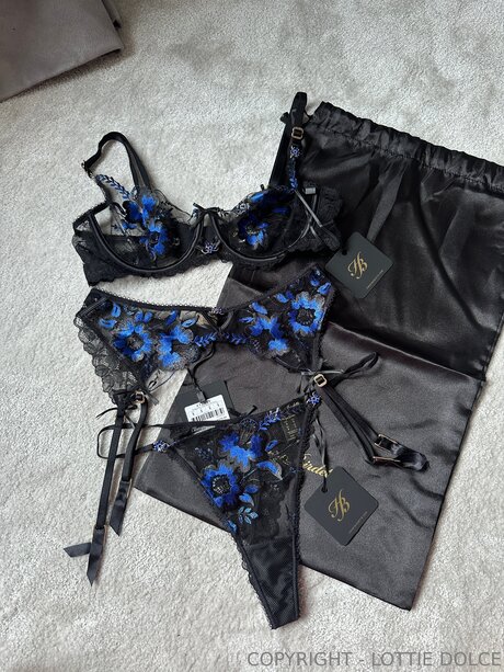 イギリスのブロンドオンリーファンズ 無料ポルノ 写真