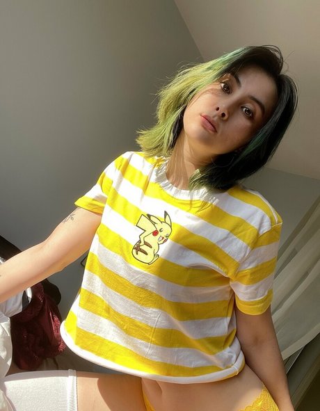 尖ったおっぱいオンリーファンズ 無料裸 写真