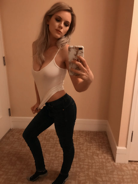 ベビーシッターオンリーファンズ ホット 画像