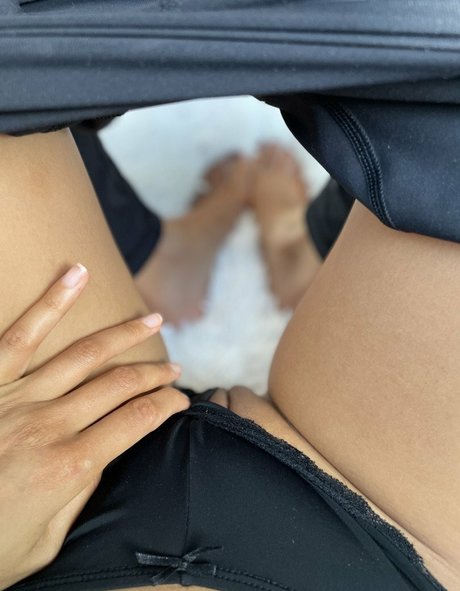 two naked sisters トップ女優 写真