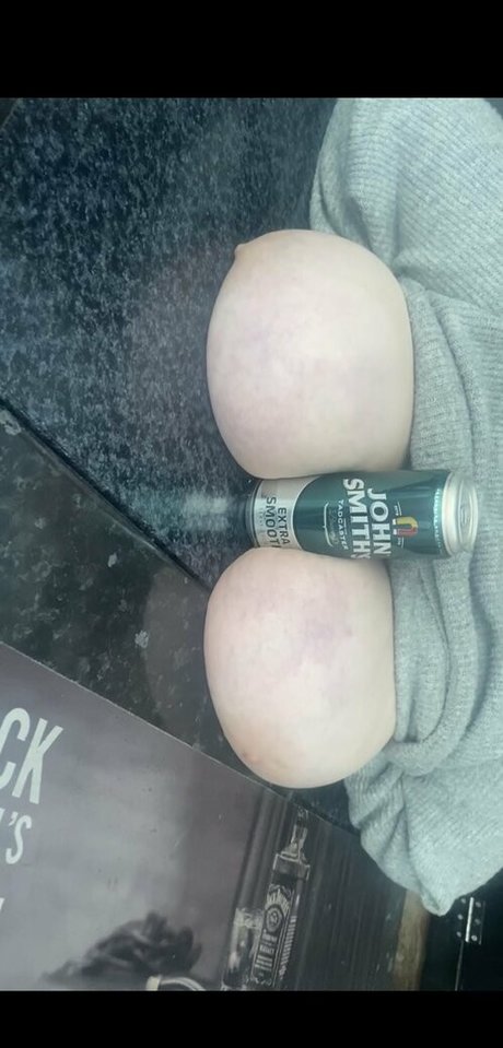 尖ったおっぱいオンリーファンズ ポルノ 画像