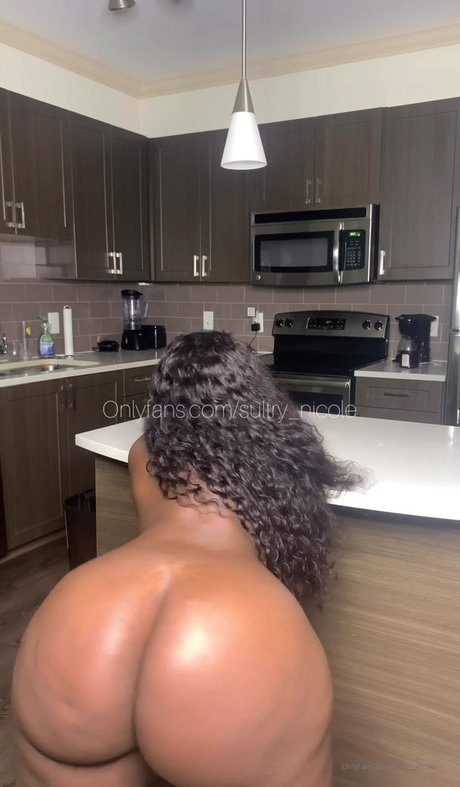 お尻を広げるオンリーファンズ ポルノ 画像