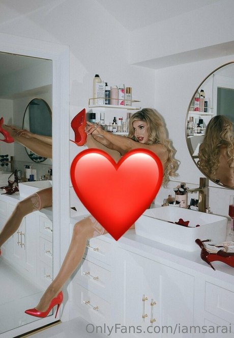 オイルを塗った巨乳オンリーファンズ ホット裸 写真