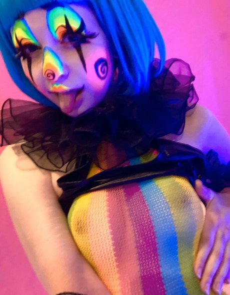 rubiks human スター 裸 写真