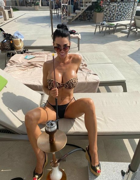 小さなおっぱいオンリーファンズ ホット裸 写真