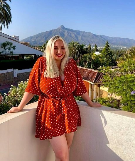 曲線美の女の子オンリーファンズ エロ 画像