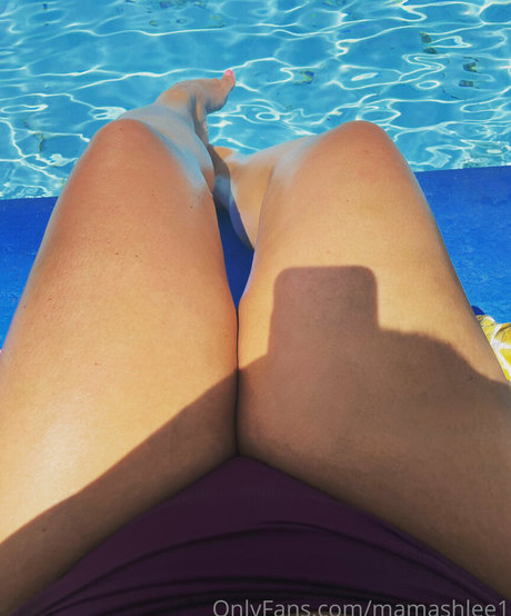 お尻を広げるオンリーファンズ ホットヌード 写真