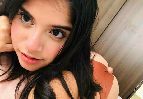 尖ったおっぱいオンリーファンズ 美しいヌード 写真