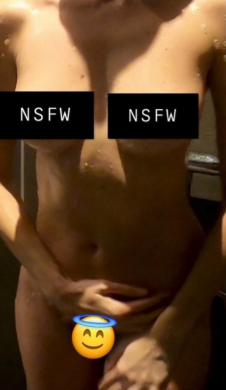 ブロンドのシャワー オンリーファンズ ヌード 写真